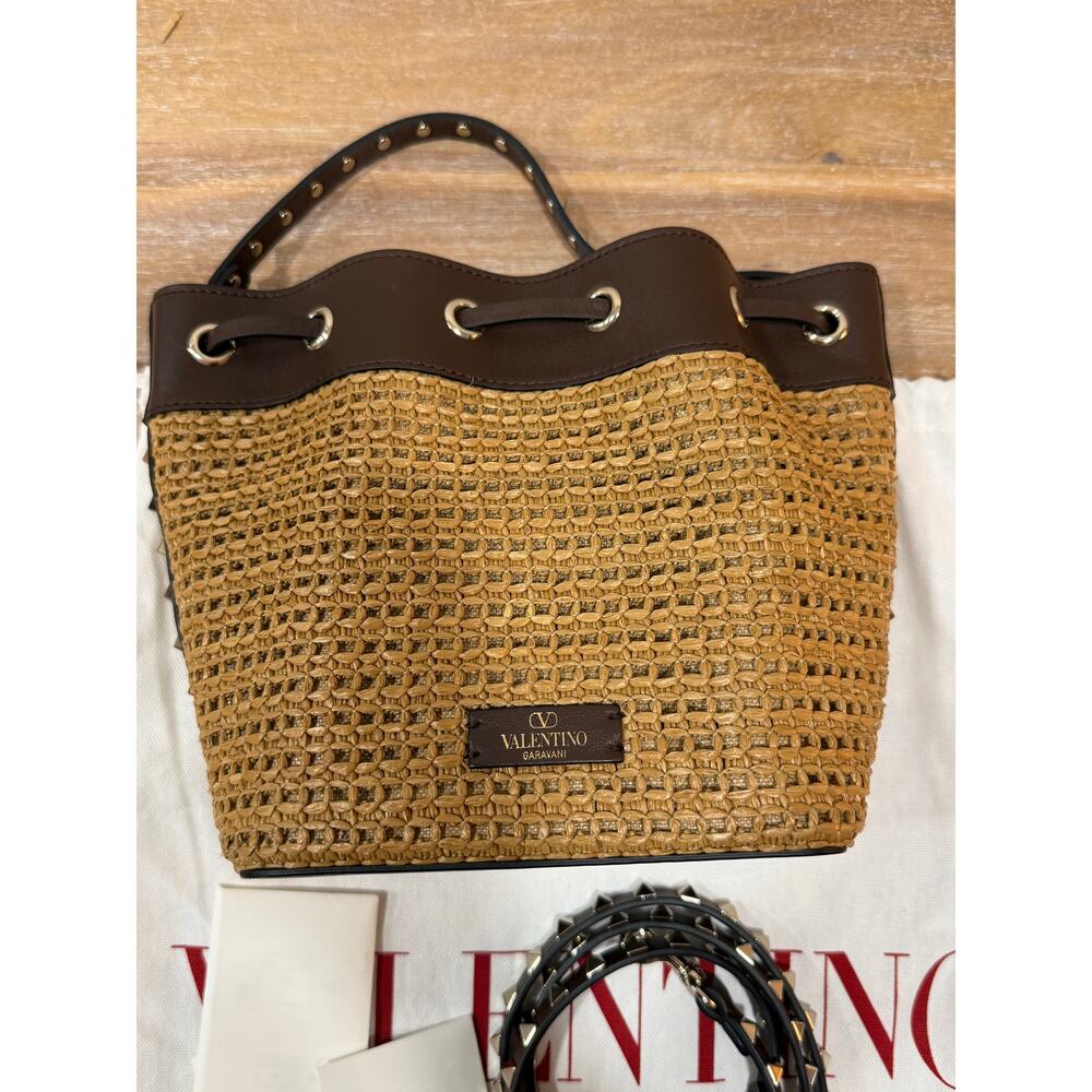 Valentino Garavani Rockstud Raffia Effect Bucket Bag Tobacco Cacao Crossbody - Picture 13 of 15